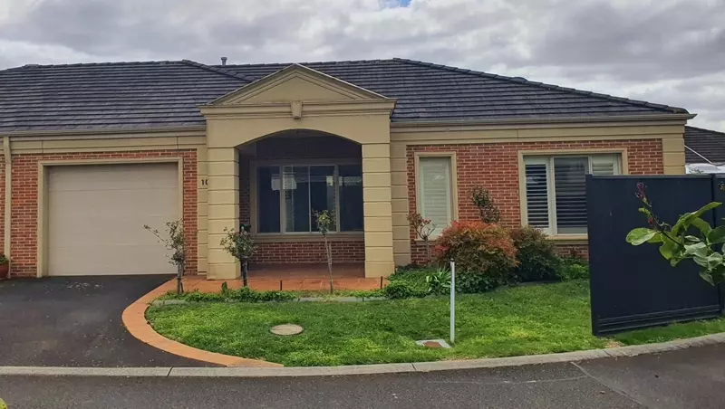 Corner Retreat with Fresh Style and Leafy Surrounds