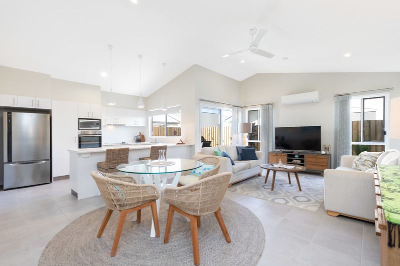 Enjoy nature, birds, gardens and peace and quiet in this immaculate lowset home