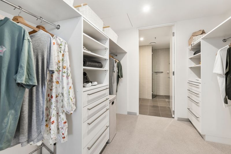 North-facing 2-bedroom apartment with views!