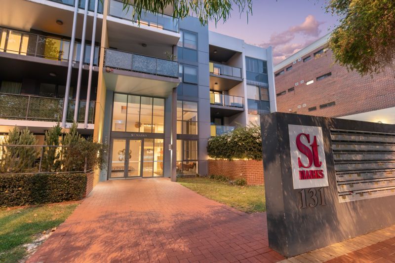 Top Floor Apartment With Views!