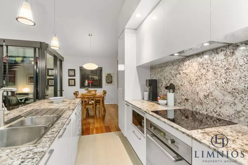 Warehouse Terrace Style Apartment With 3 Bedrooms Plus a Study!!