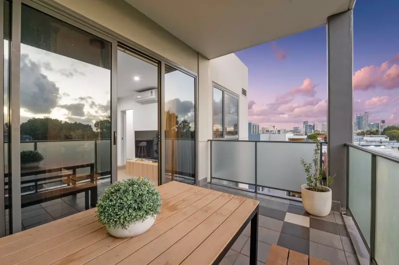 Top Floor Apartment With Spectacular Views!