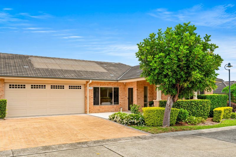 Spacious villa with double lock up garage