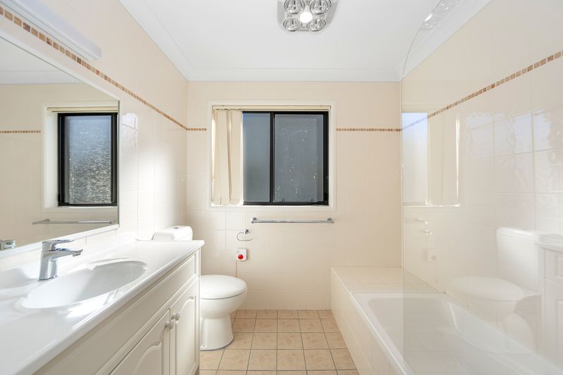 Sunlit, Spacious Villa with Private Gardens