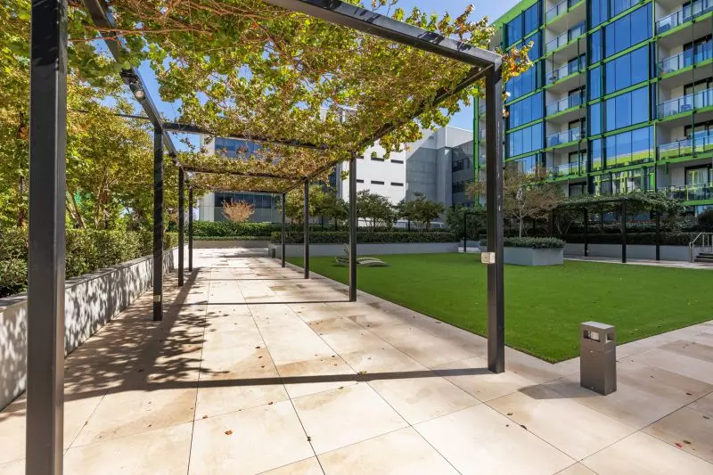 Great Location, Modern & Professional Lifestyle!