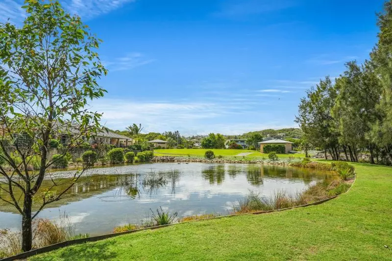 Spacious villa with double lock up garage