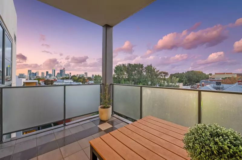 Top Floor Apartment With Spectacular Views!