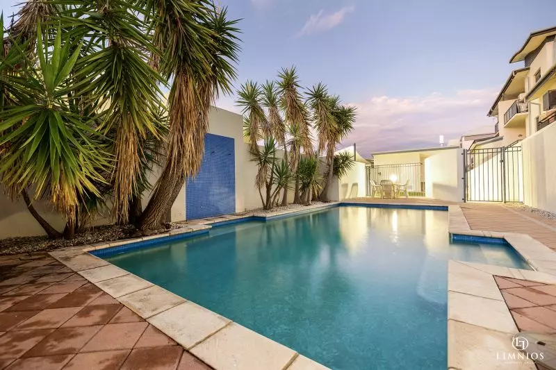 Top Floor with City Vistas!