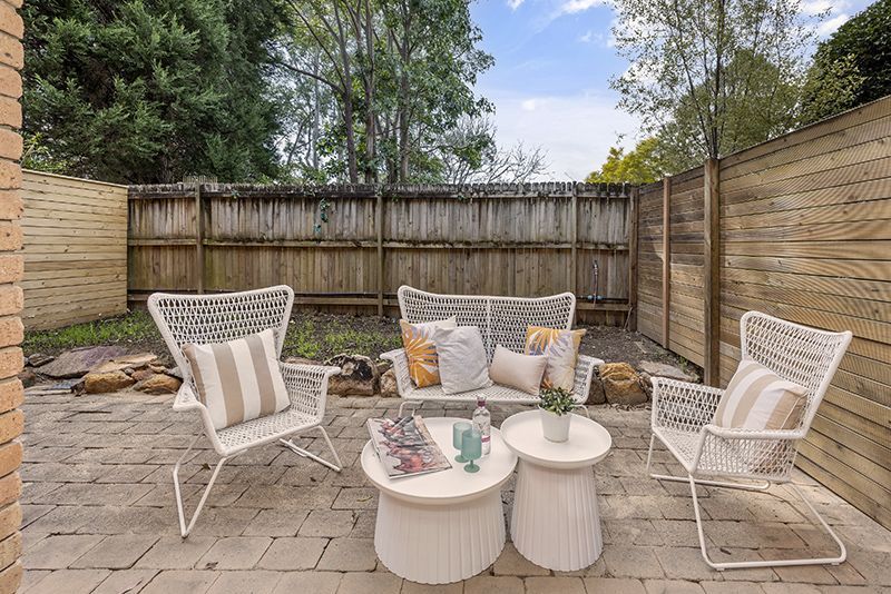 Beautifully renovated 2-bedroom ground floor unit with large courtyard