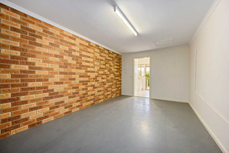 Lovely unit located in a quiet Court.