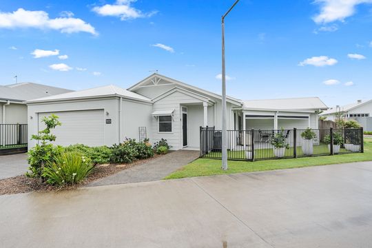 Uniquely Designed Home, Overlooking Waterway!