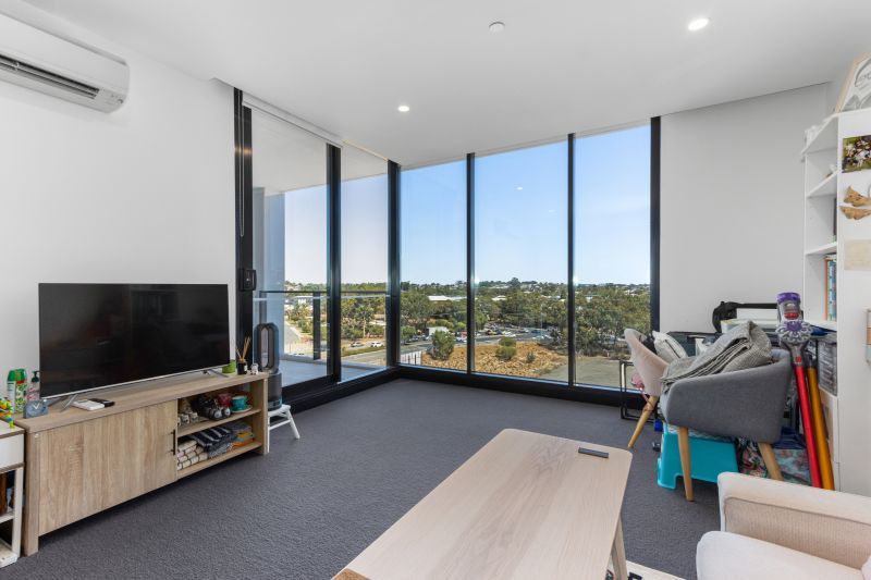 Contemporary and Stylish Living, Central Location!