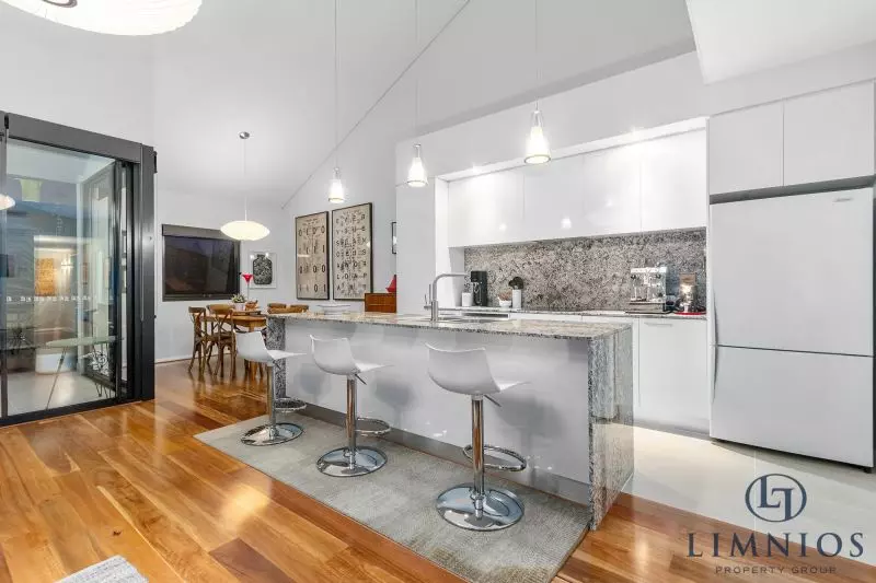 Warehouse Terrace Style Apartment With 3 Bedrooms Plus a Study!!