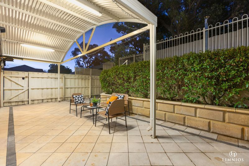 Spacious end villa with massive yard!