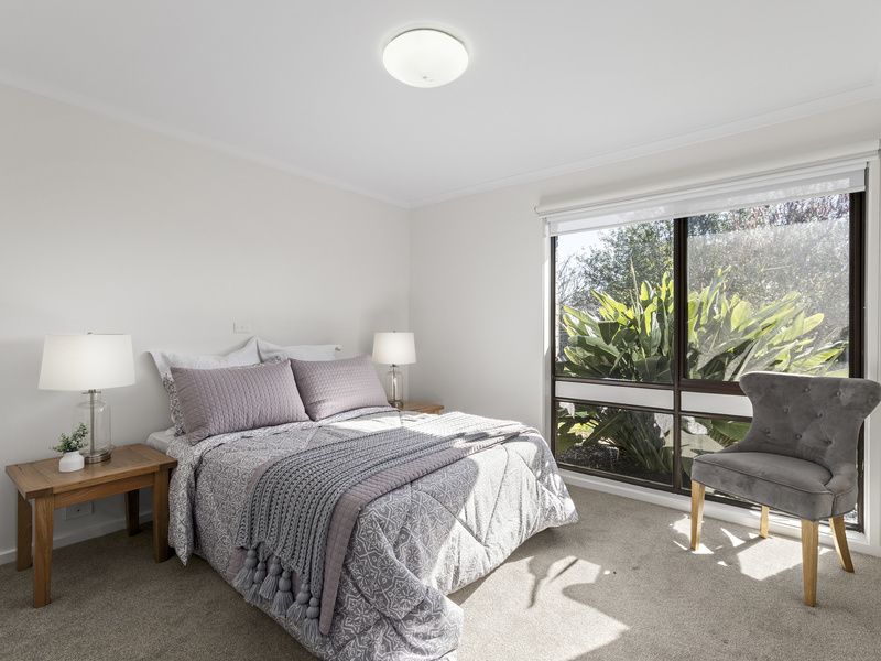 Light-filled Unit with Garden Views and Sunroom