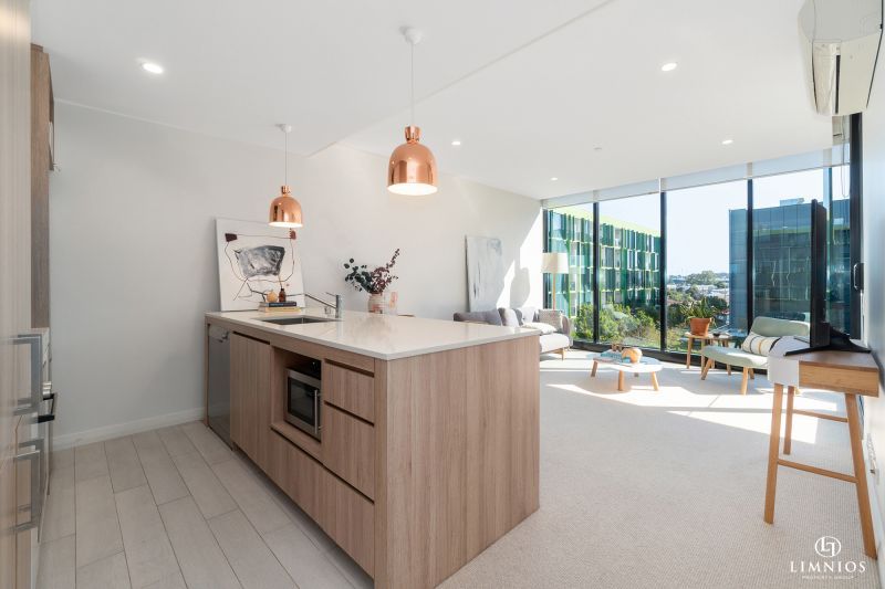 Bright Outlook and Contemporary Stylish Living!