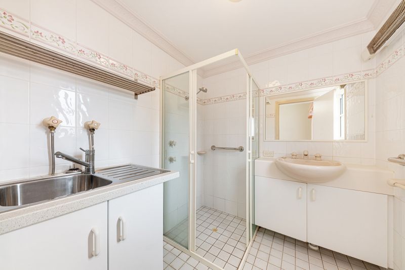 PRIME LOCATION Larger one bedder with added extras