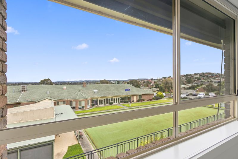 Light-Filled Serviced Apartment with Leafy Views