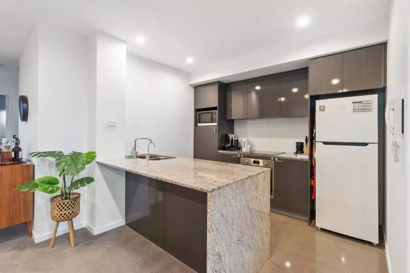 Top Floor Apartment With Views!