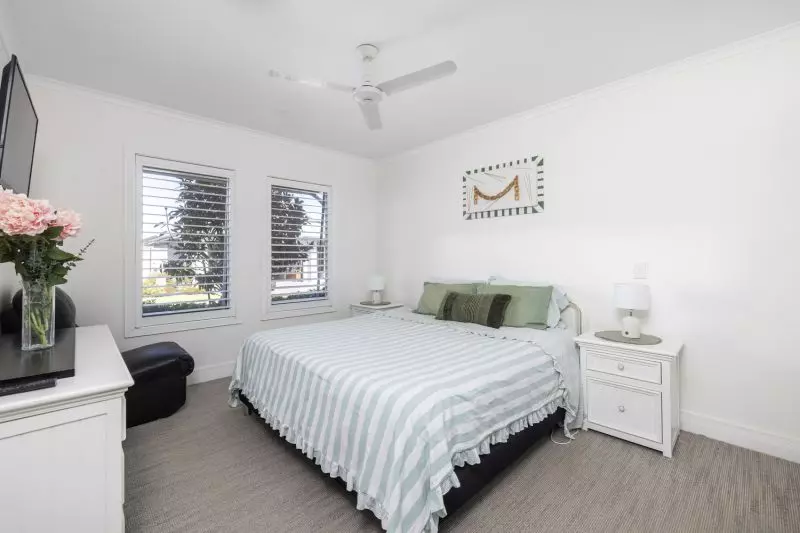 Elegant Three-Bedroom Retreat - Sunlit Alfresco Living