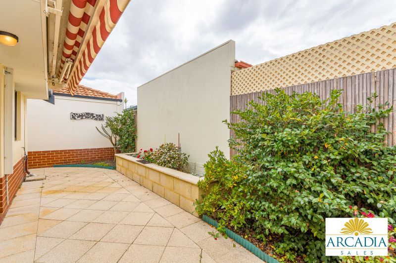 ARCADIA WATERS MADDINGTON - Solid Timber Floors & Feature Kitchen