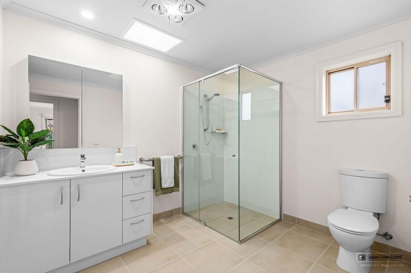 ** UNDER OFFER **   Fully renovated and ready to move in!