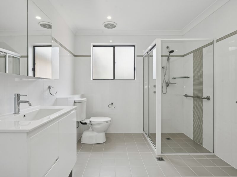 Beautifully updated unit in prime 'top of the village' location