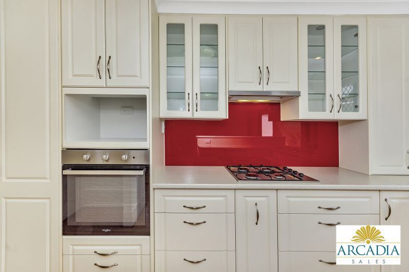 ARCADIA WATERS MADDINGTON - Solid Timber Floors & Feature Kitchen