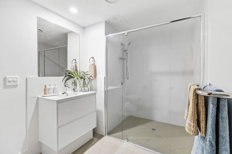 Sunny 1-bedroom apartment with beautiful community views