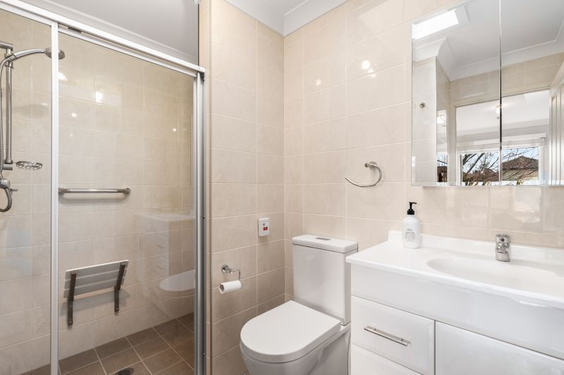 Sun-filled, Freestanding 3 Bedroom Cottage