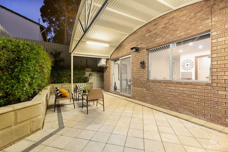 Spacious end villa with massive yard!