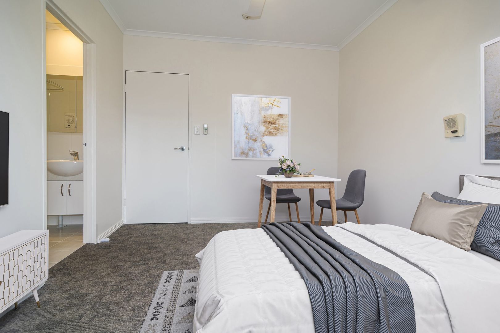 Lovely, bright apartment with entry to internal garden courtyard