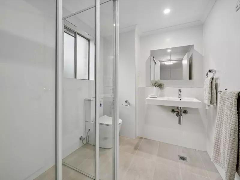 Light-filled apartment with a verdant view