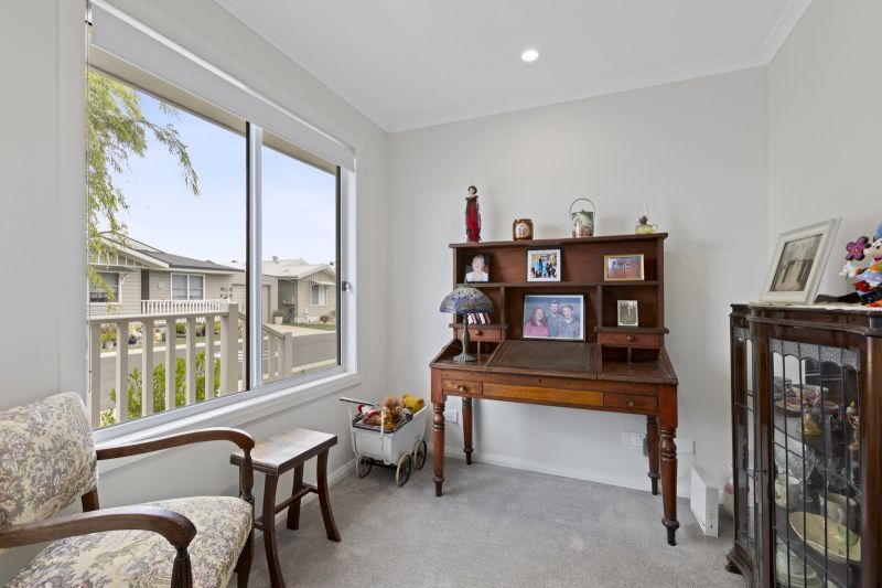 Spacious Modern Home with Entertainer's Deck