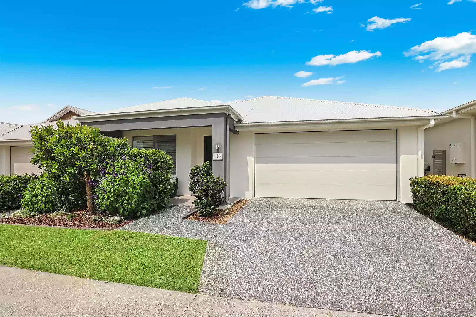 V118 Halcyon Lakeside