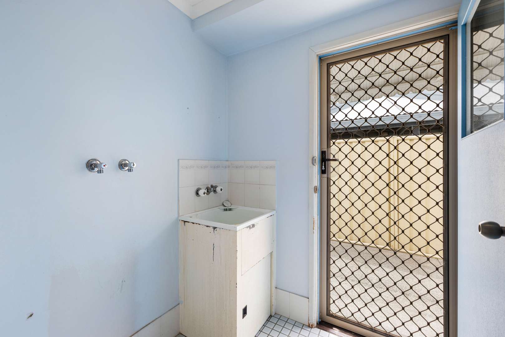 Easy walk to the clubhouse and on the sunny side of Palm Court.