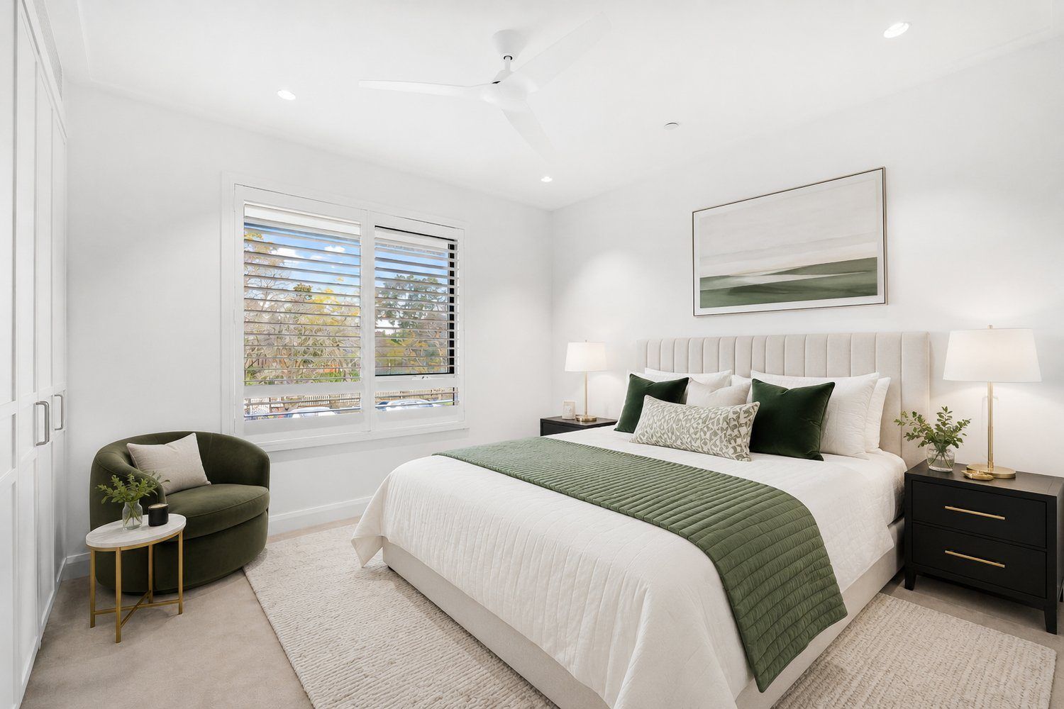 Elegant three-bedroom apartment with study in Gordon Quarter