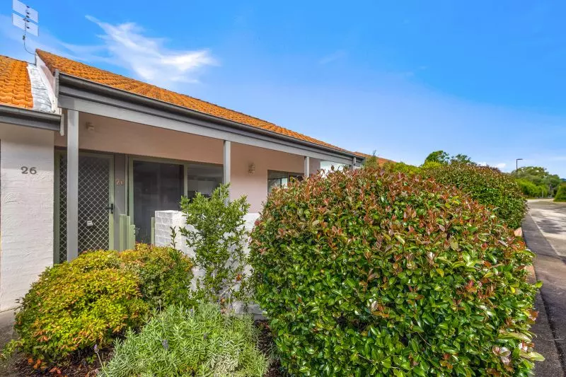 Refurbished Villa with Lake Glimpses