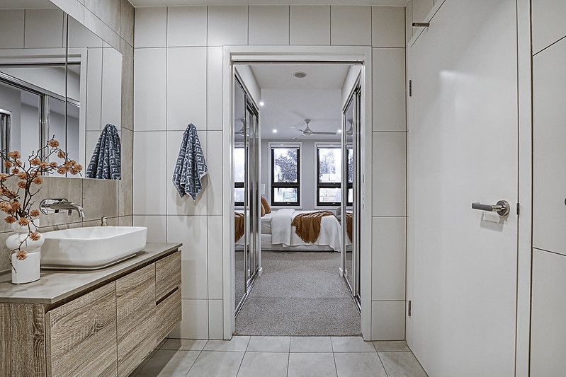 Refurbished 1-bedroom apartment first floor with lift access 