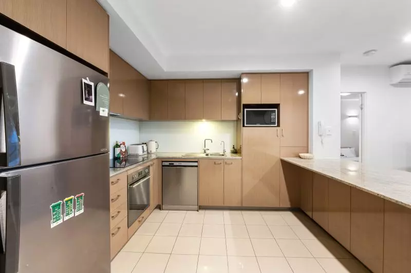 Top Floor Apartment With Spectacular Views!