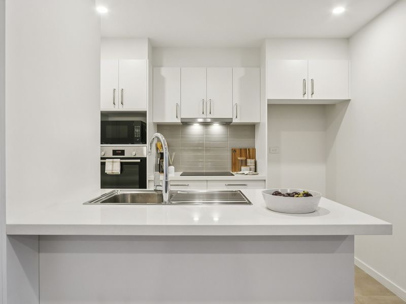 Brighton Bayside Apartment - Fully Refurbished