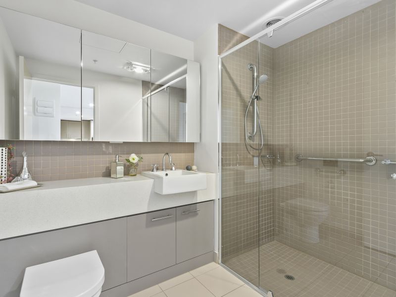 Bright, Airy Apartment with Balcony Views and Modern Finishes