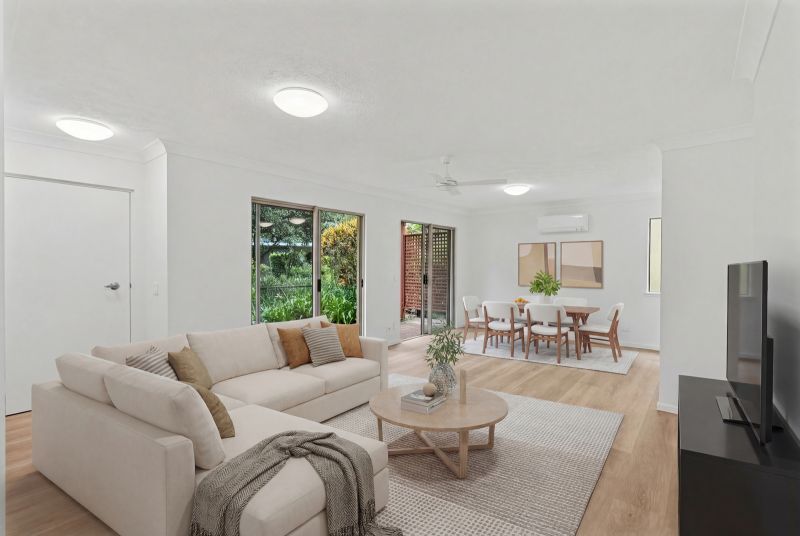 Large ground-floor 2-bedroom villa on corner