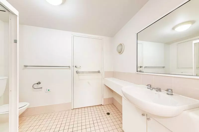 DELIGHTFULLY SUNNY APARTMENT OVERLOOKING THE GARDENS