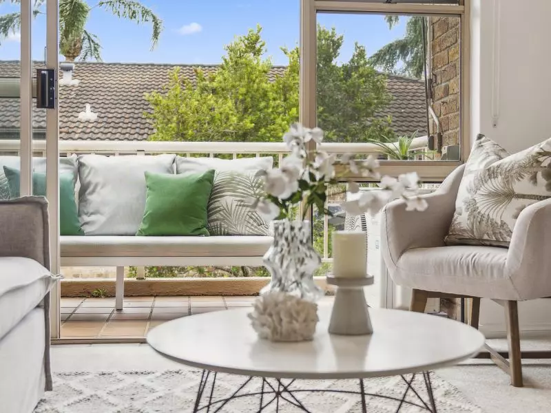 Light-filled apartment with a verdant view