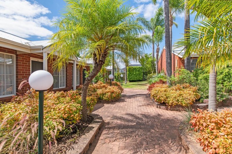 Lovely, bright apartment with entry to courtyard