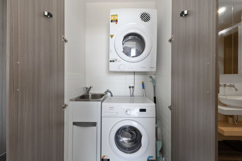 Great Location, Modern & Professional Lifestyle!