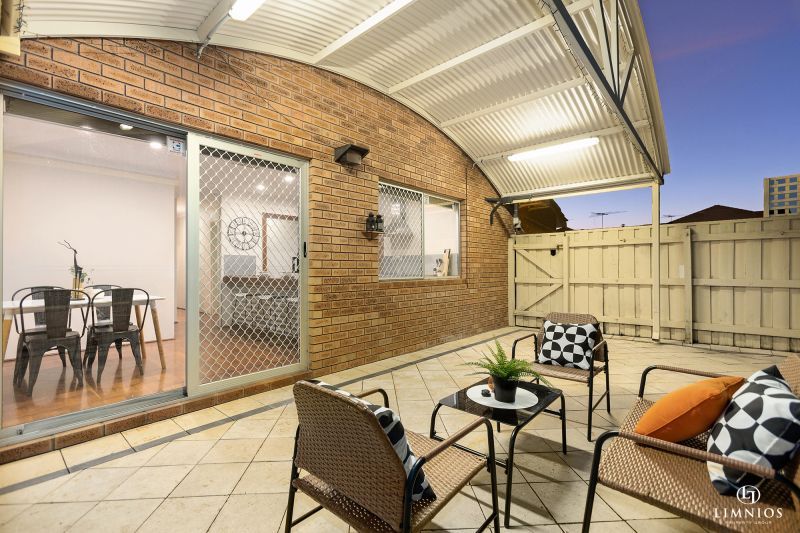 Spacious end villa with massive yard!