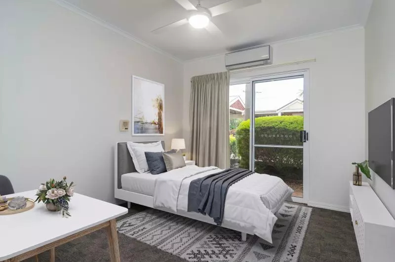 Lovely, bright apartment with entry to courtyard