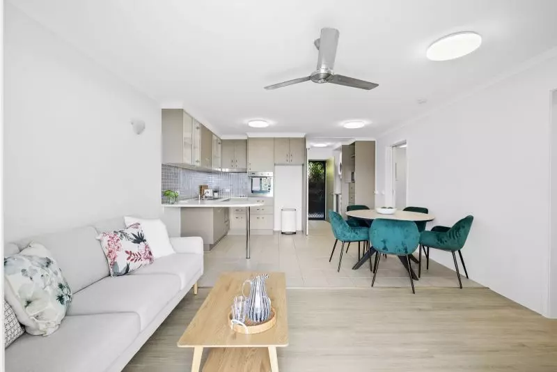 Two-bedroom apartment in convenient location with ocean view